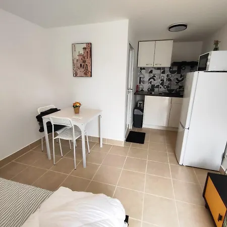 Semesterbostad Single-level Studio, Private Entrance And Free Parking Le Passage (Lot-et-Garonne)