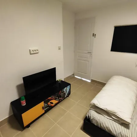 Single-level Studio, Private Entrance And Free Parking * Le Passage (Lot-et-Garonne)